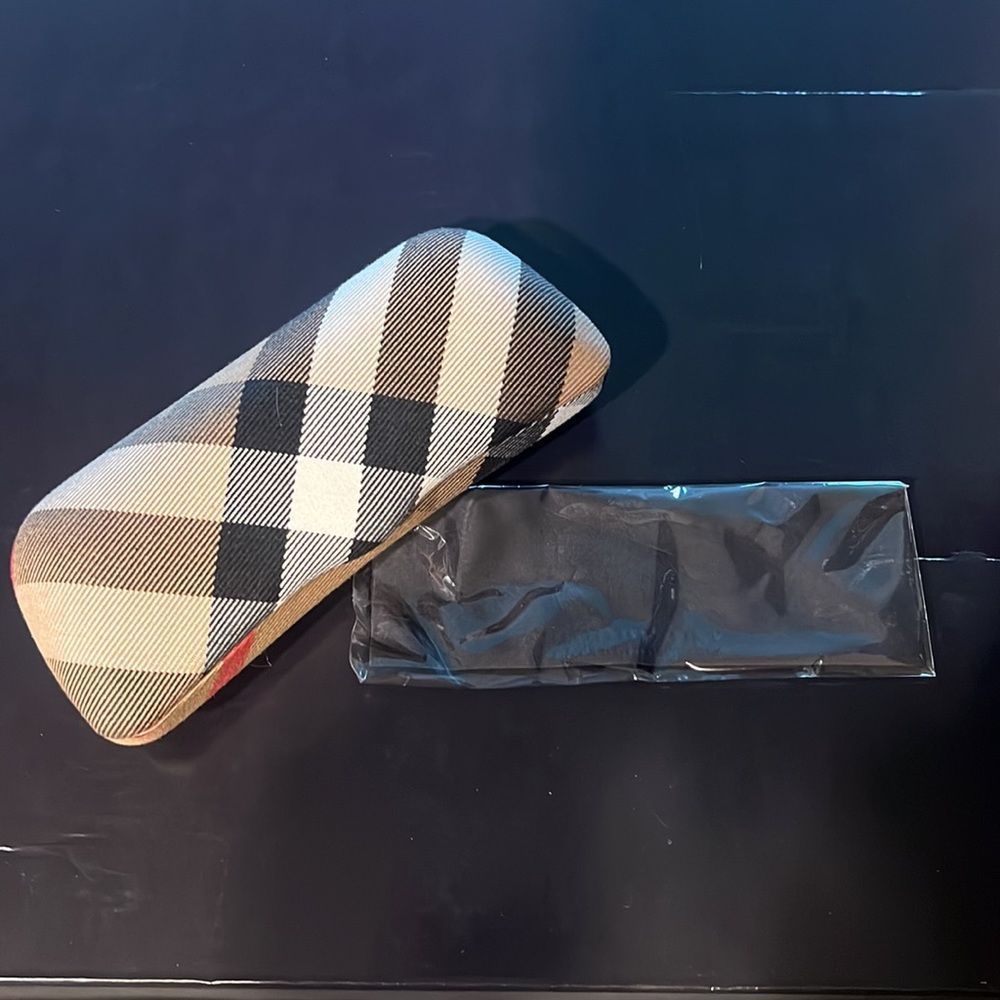 Burberry Glasses Case - BRAND NEW - w NEW Authenic Burberry Cleaning Cloth